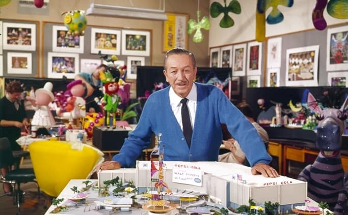 Walt Disney bij de maquette van It's a Small World